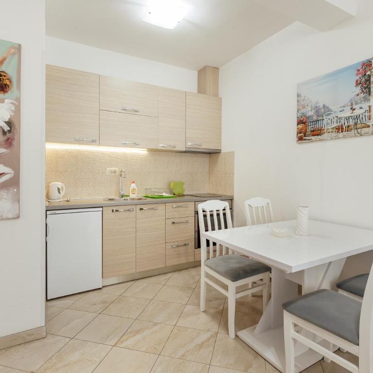 Apartments Rivijera - Deluxe One-Bedroom Apartment with Garden View - 4