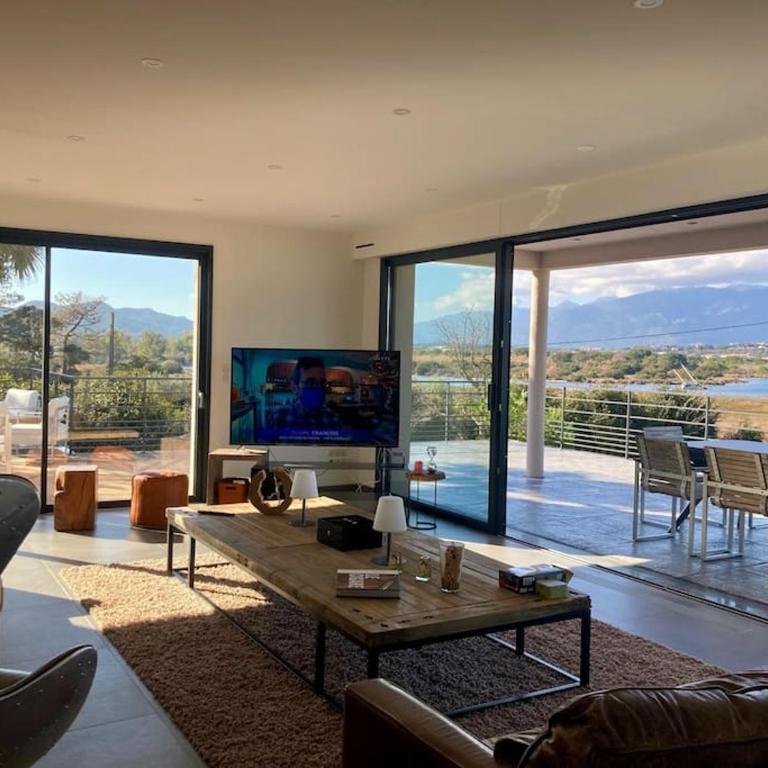 Superbe Villa 14 pers, vue mer et piscine chauffée - Villa - 44