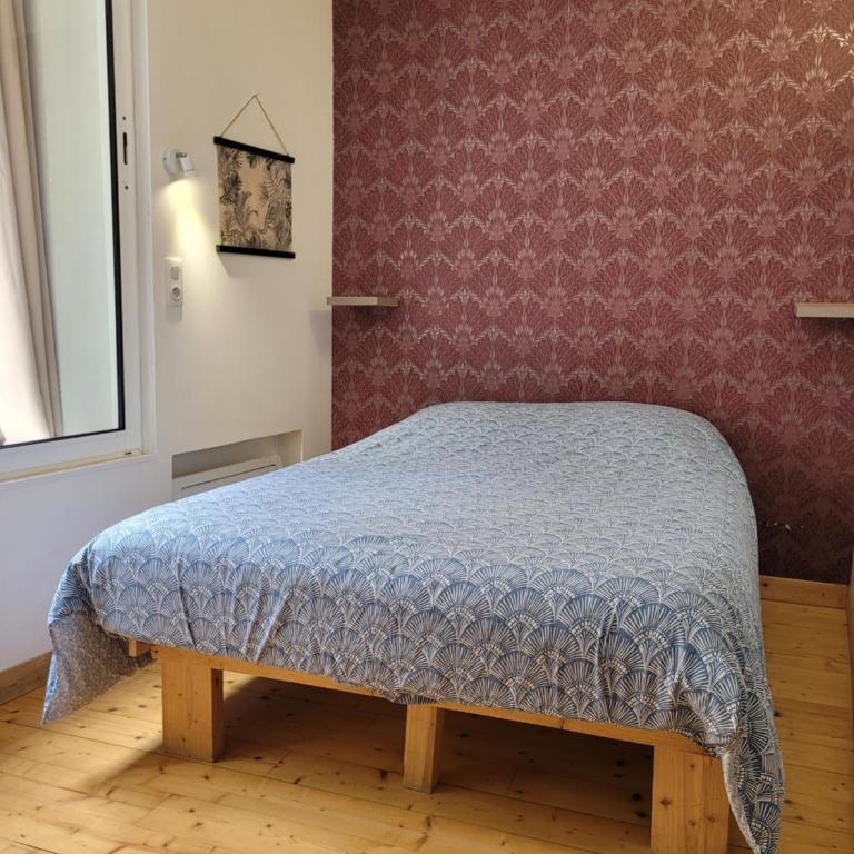 avec CLIMATISEUR APPARTEMENT DESIGN vous propose, un appartement 2 chambres et salon, 3 appartements une pièce, NETFLIX, lits faits à votre arrivée, serviettes de toilette, Ménage, Wifi ,Plage à 190m, BOX à Vélos, paiement 3 fois sans frais - Appartement avec Douche - 16