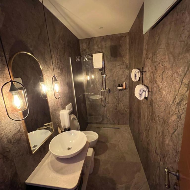 Aman Guesthouse - Deluxe Double Room with Balcony - 1