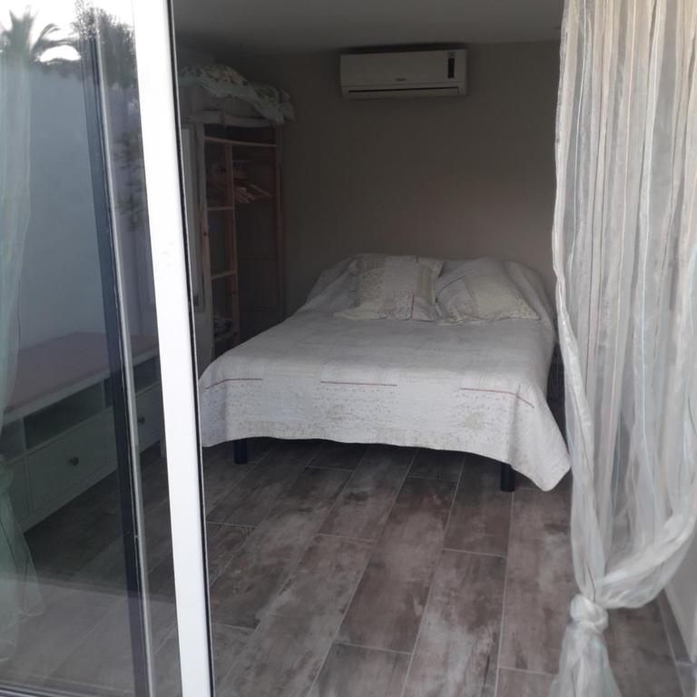 logement indépendant au calme proche toutes commodités et transports - Chambre Lit Queen-Size - Vue sur Piscine - 2