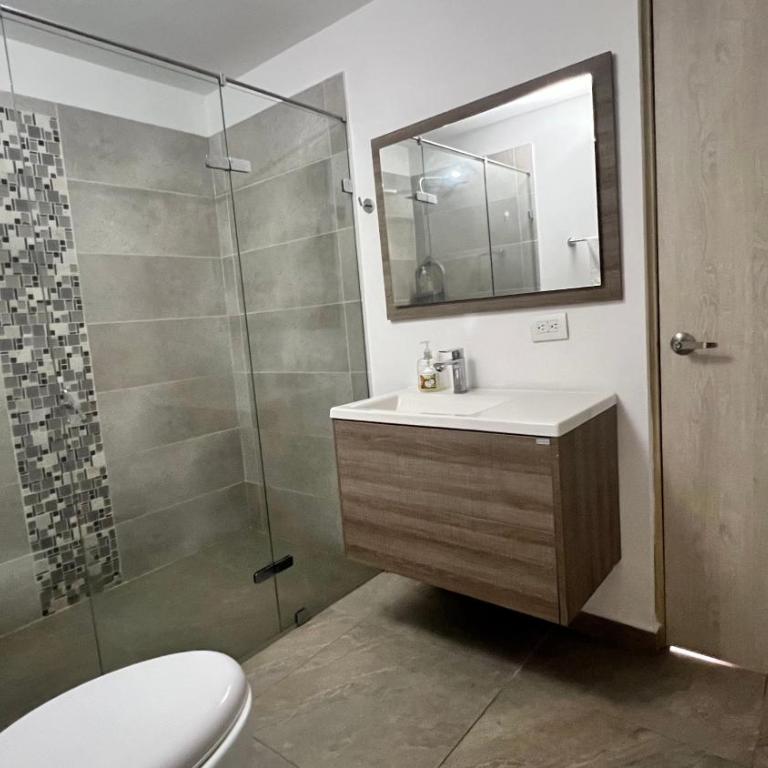 Apto Moderno, Ubicacion Perfecta, a media calle del Malecon y Embalse, a 8 min de la Piedra del Peñol - Apartamento de 2 dormitorios - 14