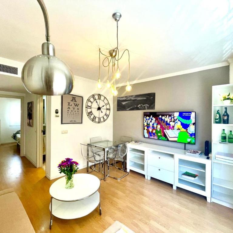 Maravilloso apartamento céntrico de 70m2, jardín propio 40m2 con piscina para niños y parking opcional - Apartamento de 1 dormitorio - 1