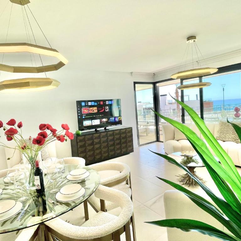 Upscale 3 bedroom Apartment 300m from the Beach - Three-Bedroom Apartment - 3
