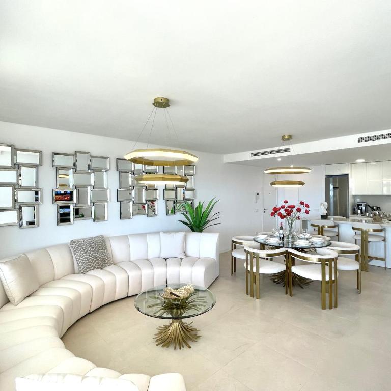 Upscale 3 bedroom Apartment 300m from the Beach - Three-Bedroom Apartment - 5