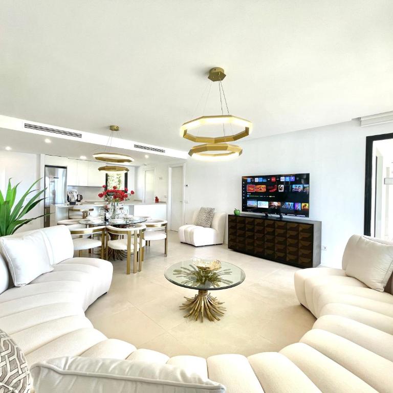 Upscale 3 bedroom Apartment 300m from the Beach - Three-Bedroom Apartment - 7