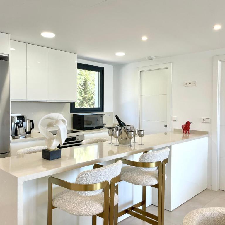 Upscale 3 bedroom Apartment 300m from the Beach - Three-Bedroom Apartment - 11
