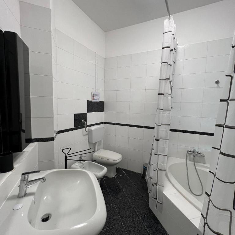 Settetrequattro Rooms - Queen Room with Shared Bathroom - 2
