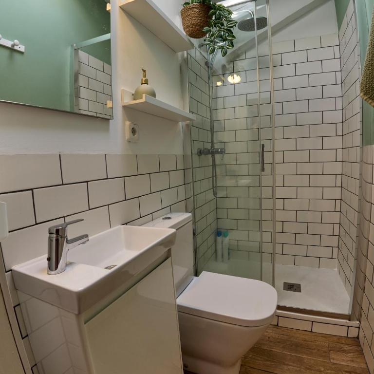 Encantador ático en el centro de Madrid by beBalmy - One-Bedroom Apartment - 4