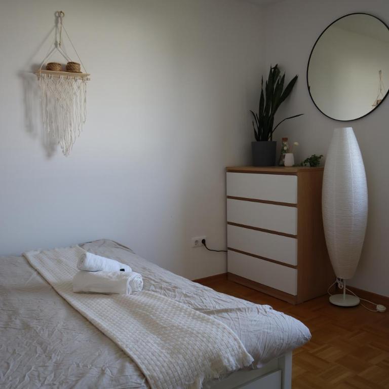 Alpine & Munich skyline view apt - Three-Bedroom Apartment with Balcony - 7