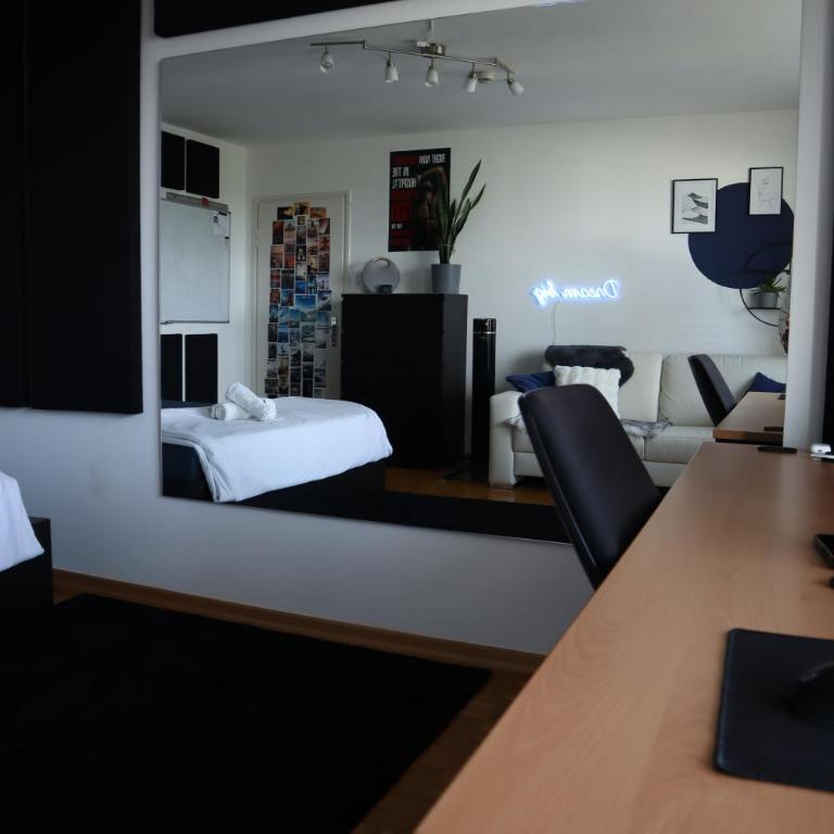 Alpine & Munich skyline view apt - Three-Bedroom Apartment with Balcony - 13