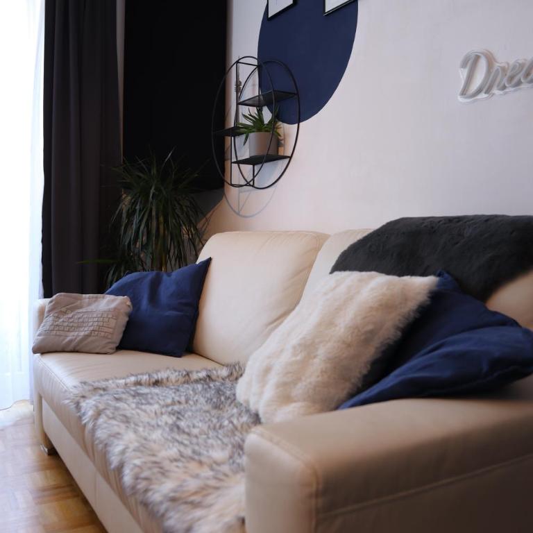 Alpine & Munich skyline view apt - Three-Bedroom Apartment with Balcony - 11