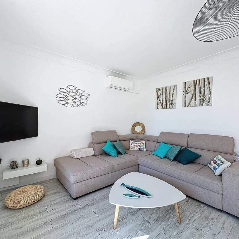 Lumineux T3 climatisé près de la plage des Lecques, avec double terrasse et parking. - FR-1-770-22 - Appartement - 3