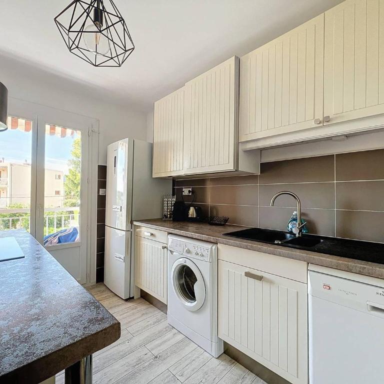 Lumineux T3 climatisé près de la plage des Lecques, avec double terrasse et parking. - FR-1-770-22 - Appartement - 8