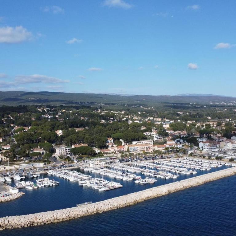 Lumineux T3 climatisé près de la plage des Lecques, avec double terrasse et parking. - FR-1-770-22 - Appartement - 21
