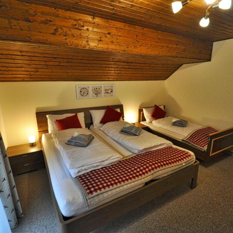 Gasthaus Chalet Mur - Dreibettzimmer mit Balkon - 4