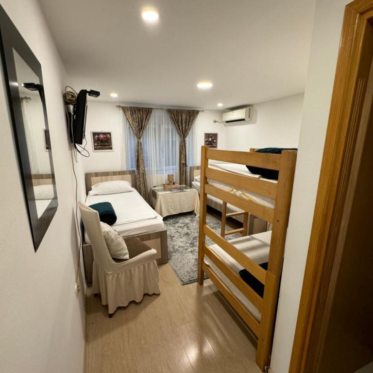 Apartments and rooms Lena - Family Room with Bathroom - 19