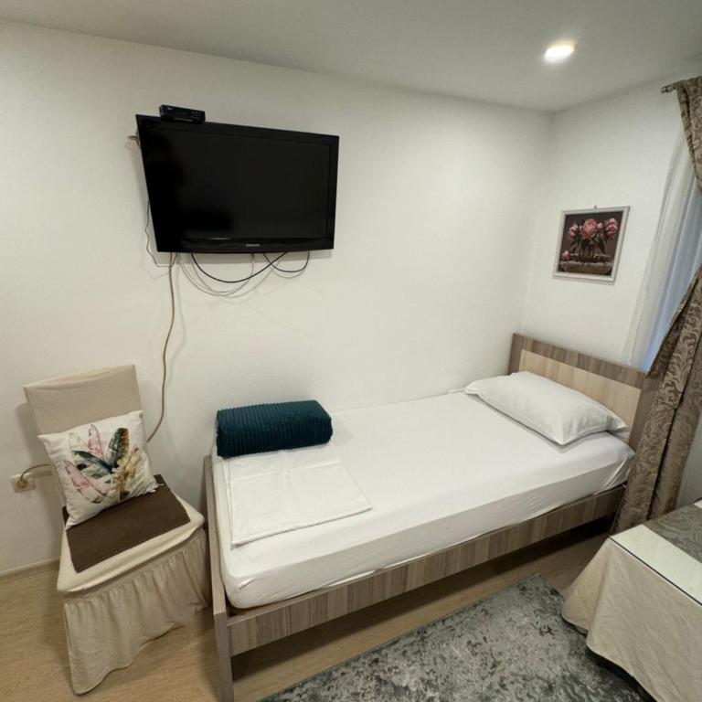 Apartments and rooms Lena - Family Room with Bathroom - 23