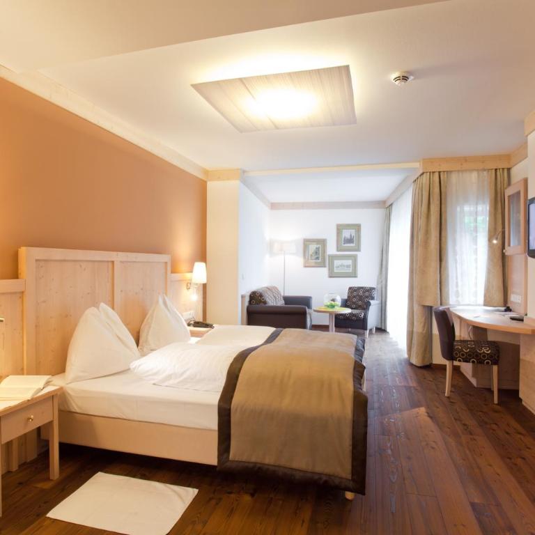 Romantik Hotel Die Gersberg Alm mit Panoramablick auf Salzburg und Outdoor Pool ab Mai - Deluxe Doppelzimmer mit Balkon - 1
