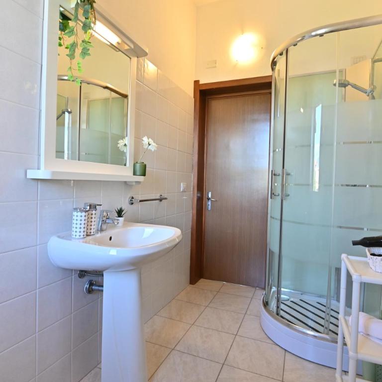IzzHome Central Apartment - Camera Matrimoniale con Bagno Privato - 2