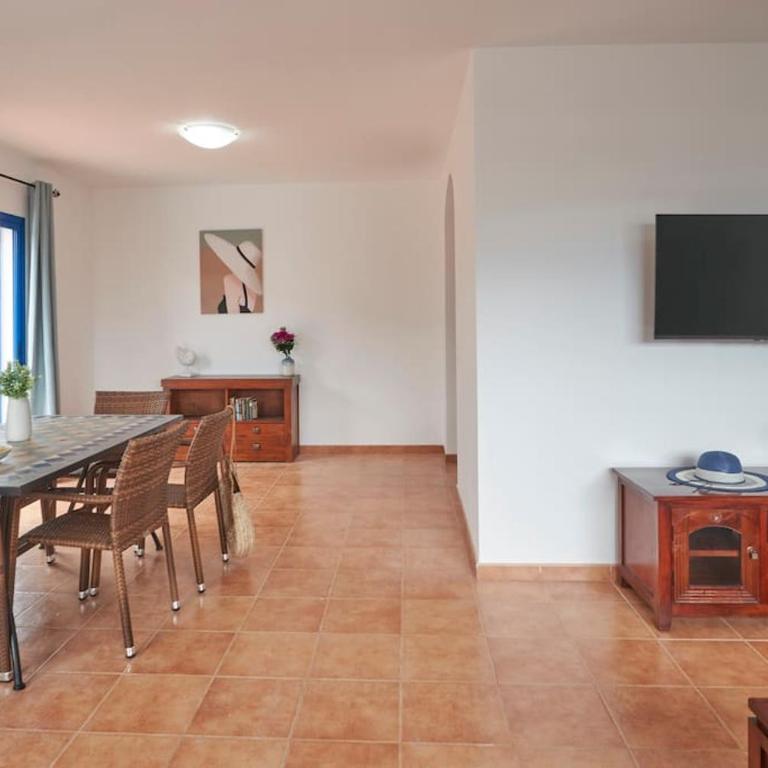 Villa María del Mar 2 Minutes to supermarkets, 10 minutes to Marina Rubicón, Pool, High Speed WiFi - Three-Bedroom House - 15