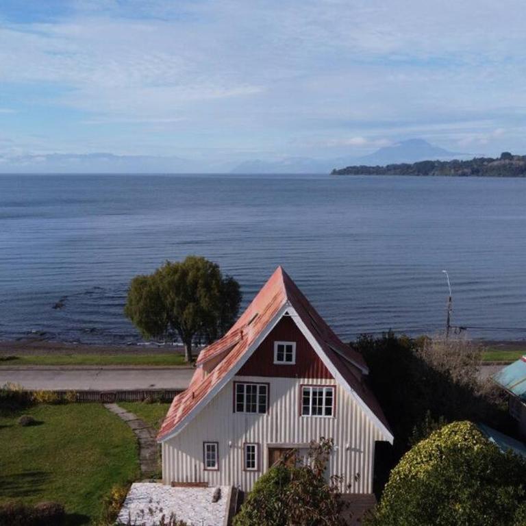 Espectacular Casa Histórica Frente Lago Llanquihue - Four-Bedroom House - 25