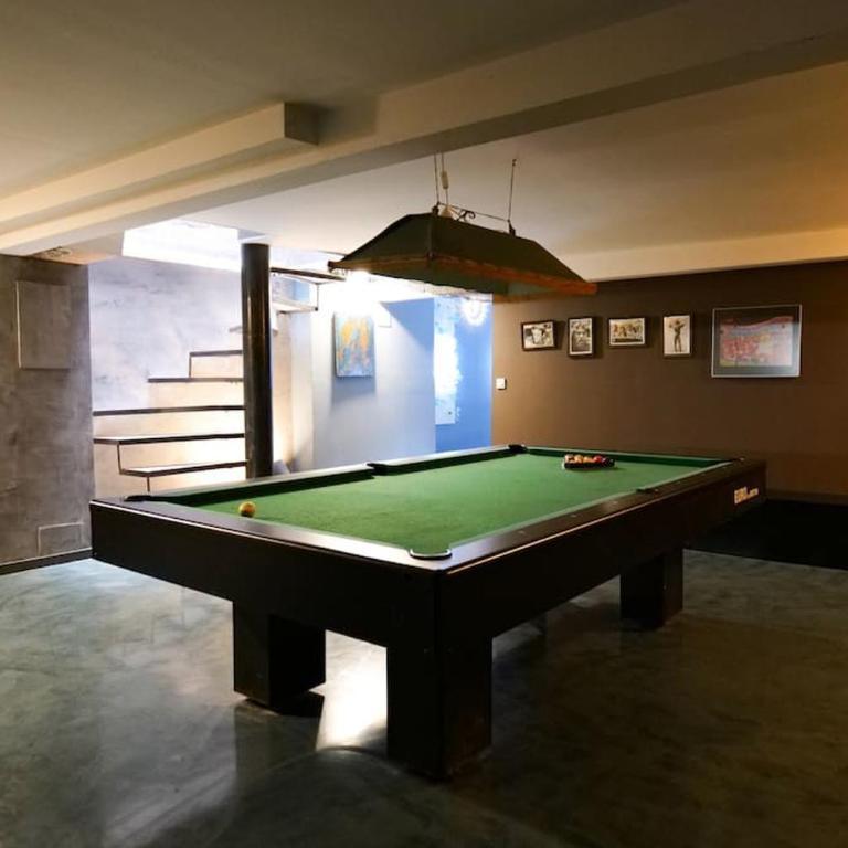 Grand loft proche du centre avec jardin et piscine - Villa - 24