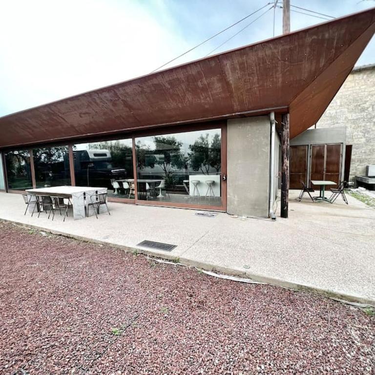 Grand loft proche du centre avec jardin et piscine - Villa - 17
