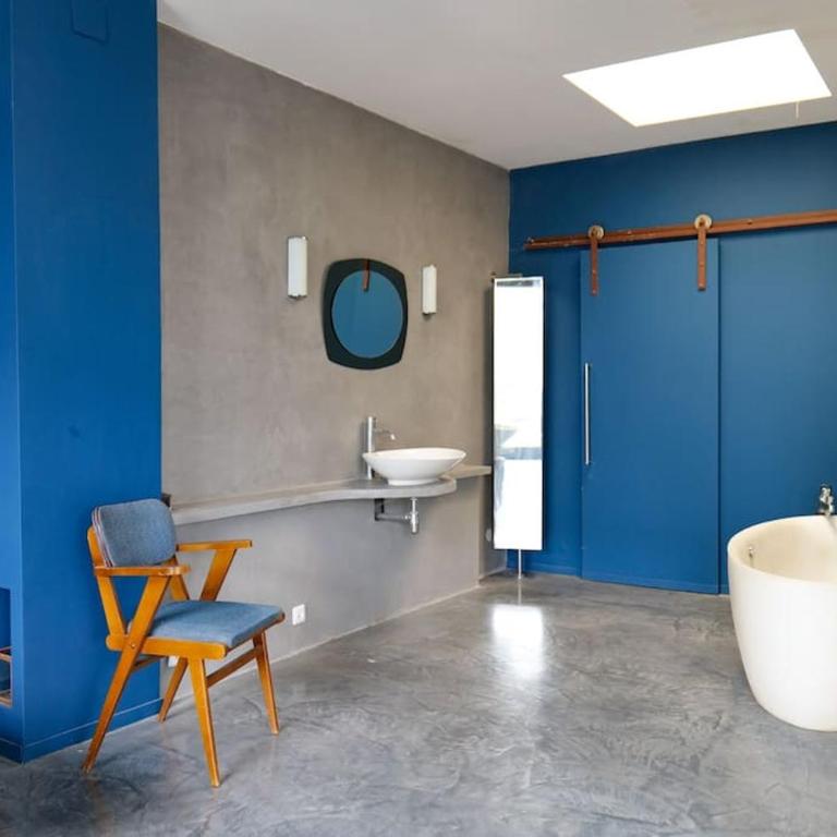 Grand loft proche du centre avec jardin et piscine - Villa - 34
