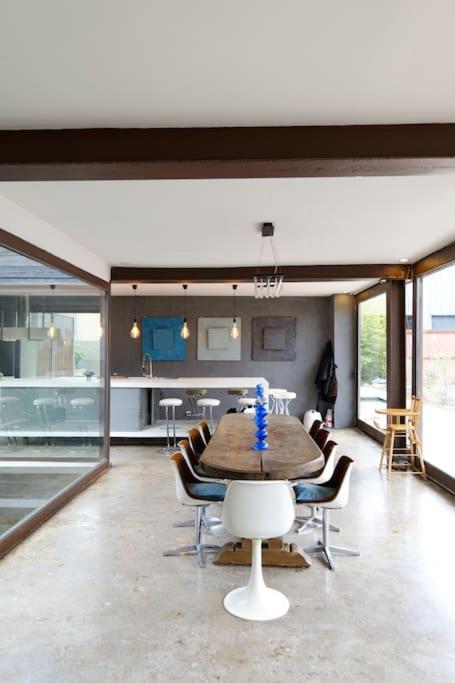 Grand loft proche du centre avec jardin et piscine - Villa - 48