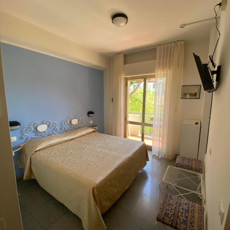 Hotel Paris - Doppelzimmer mit Balkon - 1