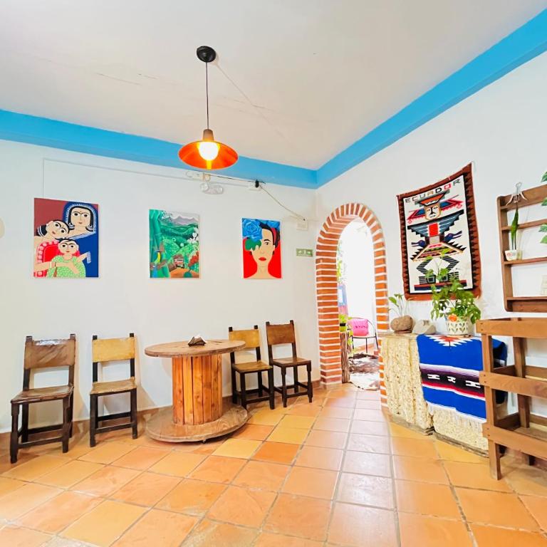Casa de las Rocas Hostel - Habitación Familiar con vistas a la montaña - 3