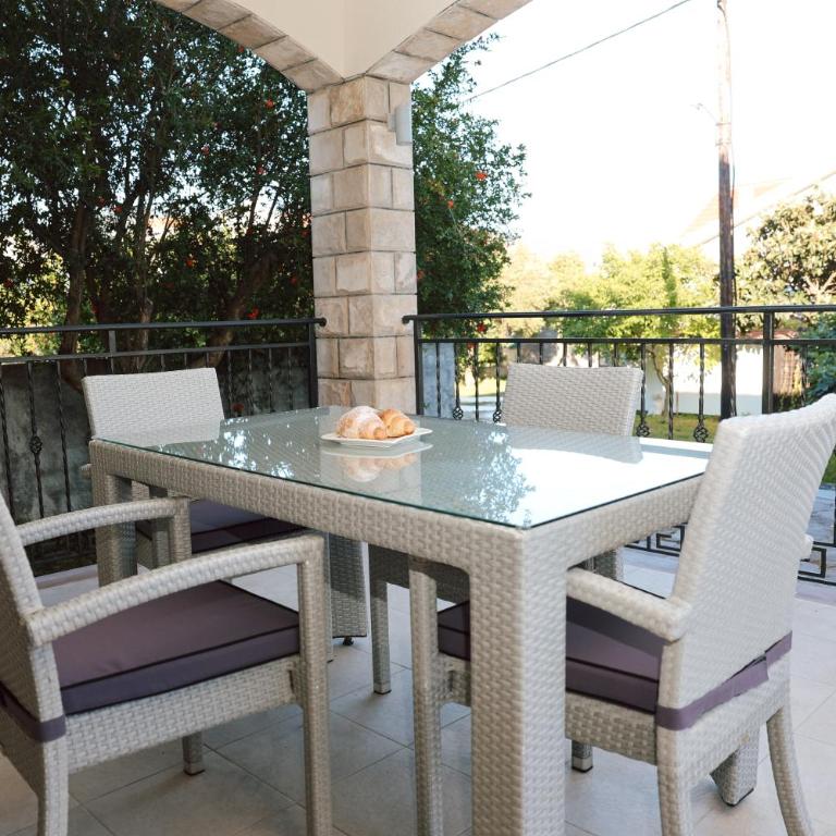 Apartments N & S - Private Parking & 1 minute to the Beach - Deluxe One Bedroom Apartment with Terrace - 16