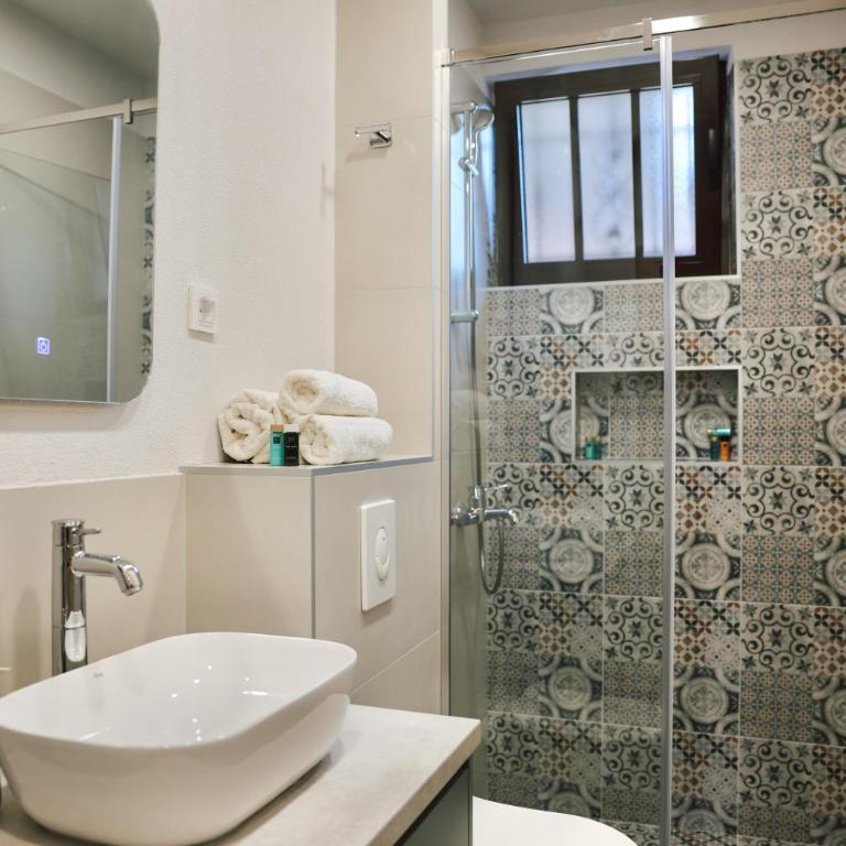 Apartments N & S - Private Parking & 1 minute to the Beach - Deluxe One Bedroom Apartment with Terrace - 25