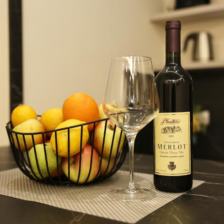 Apartments N & S - Private Parking & 1 minute to the Beach - Deluxe One Bedroom Apartment with Balcony - 4