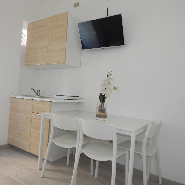 Hotel Vera - One-Bedroom Apartment with Balcony - 5