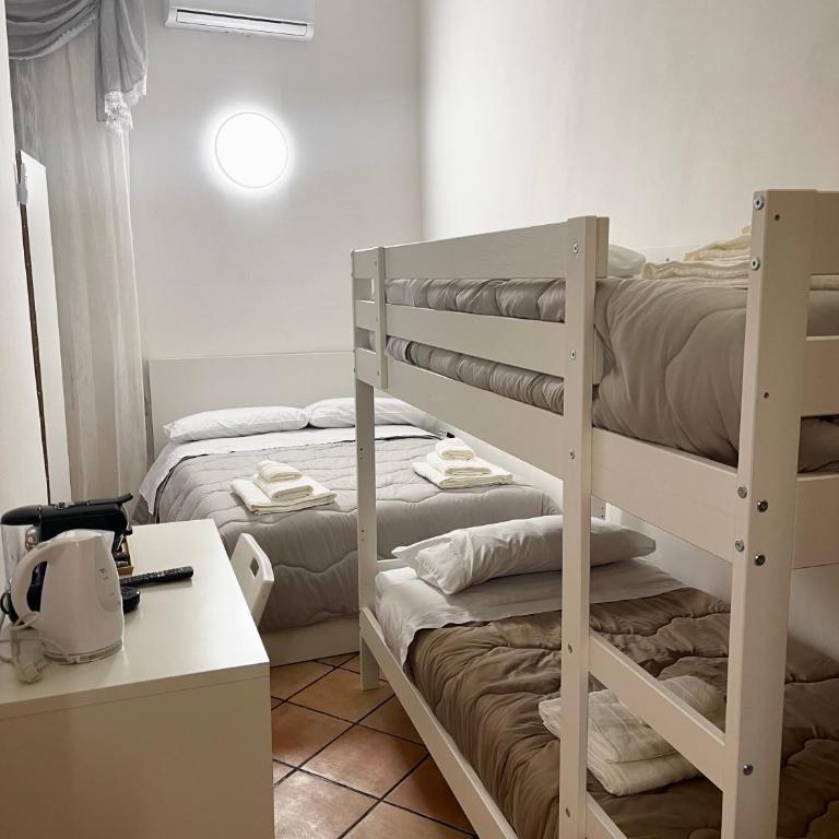 House Caracciolo by Loveinthetravel - Quadruple Room with Private Bathroom - 3
