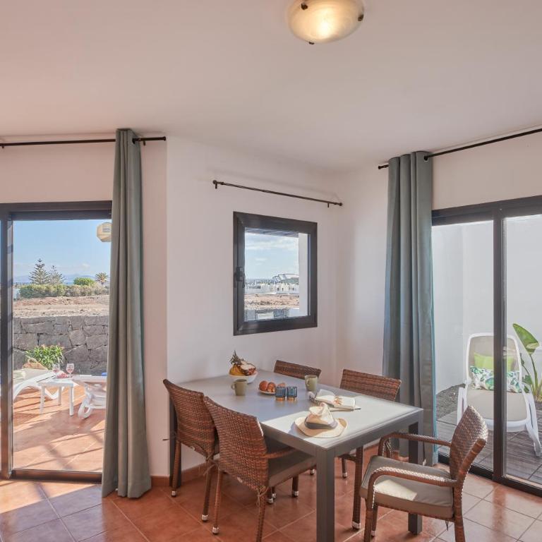 Bungalow María de Timanfaya - Sea and Mountains Views, Pool, WiFi, 15 minutes walk to Marina Rubicón - Three-Bedroom House - 30
