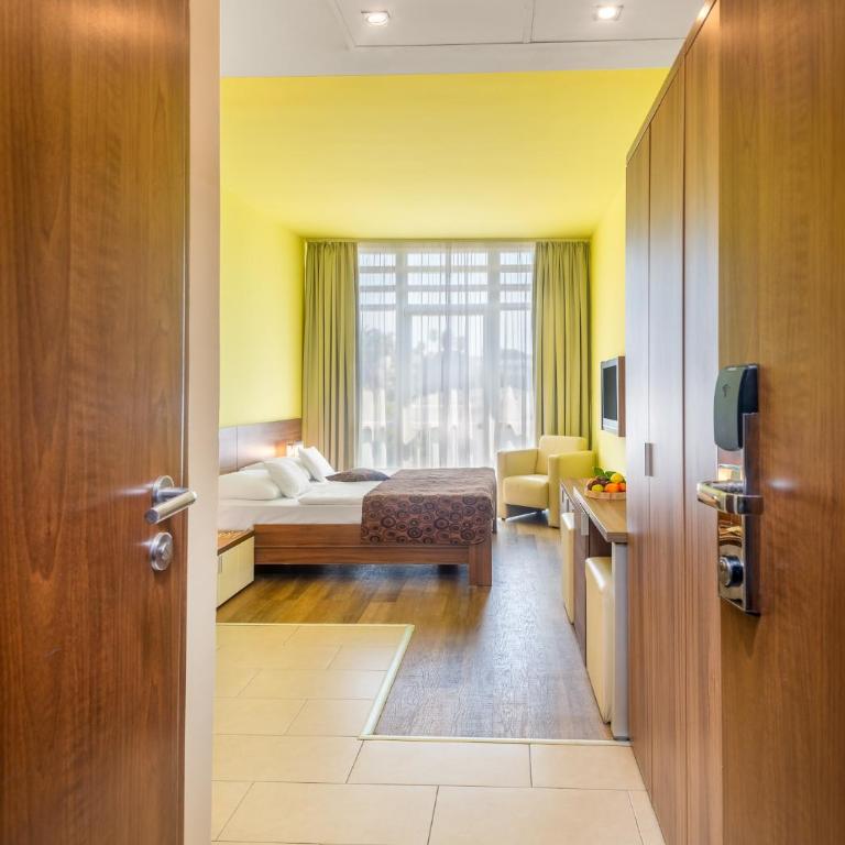 Hunguest Hotel Sun Resort - Triple Room - 9
