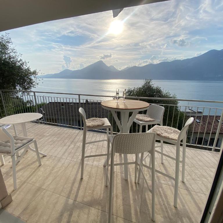Villa Holzi - Deluxe Two-Bedroom Apartment Ground Floor with King Bed, Pool, Terrace and Lake View - 4
