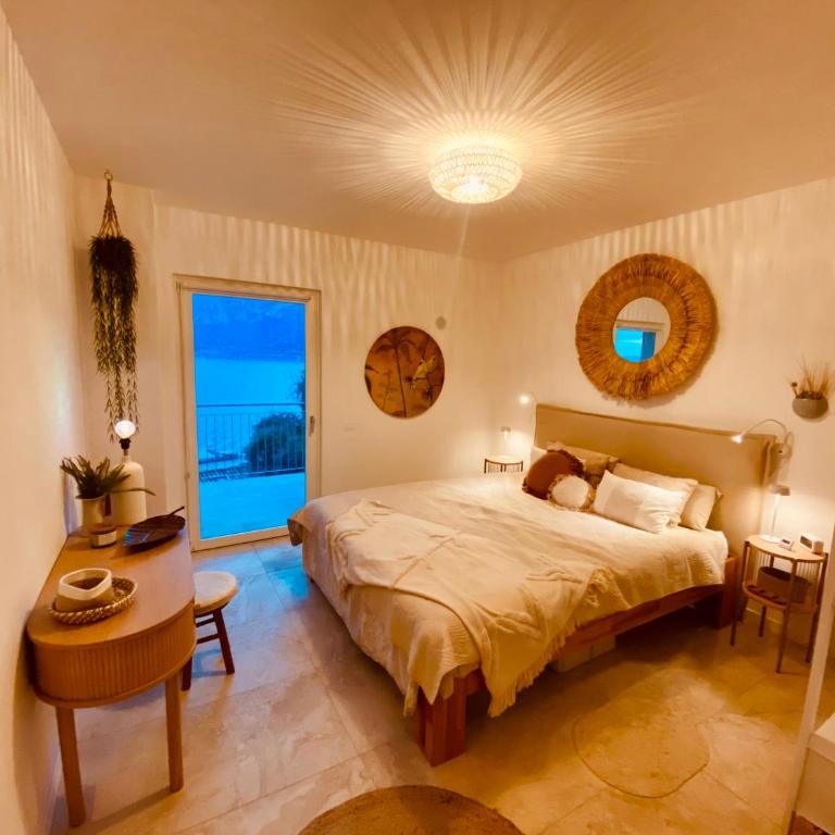 Villa Holzi - Deluxe Two-Bedroom Apartment Ground Floor with King Bed, Pool, Terrace and Lake View - 24