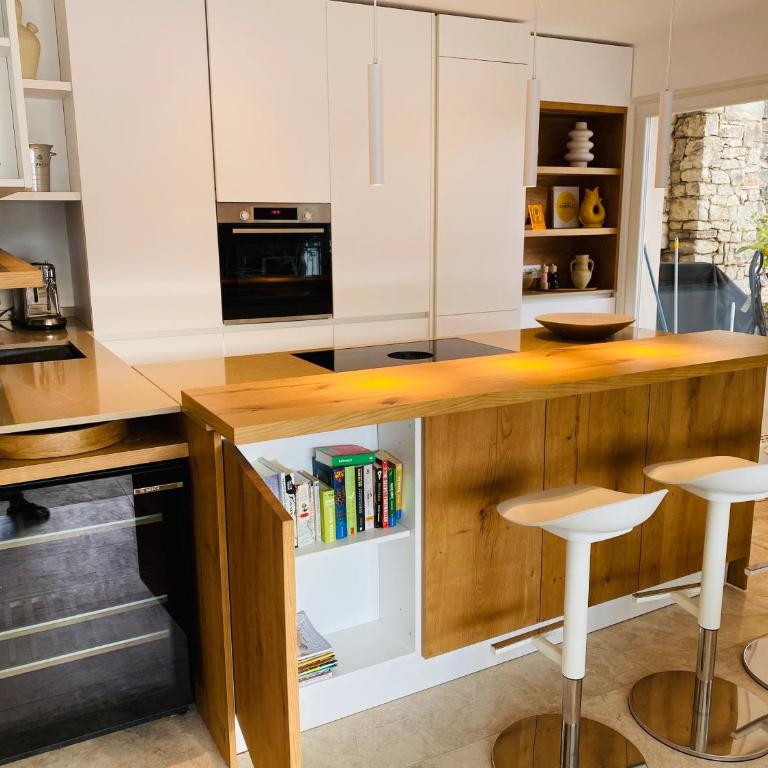 Villa Holzi - Deluxe Two-Bedroom Apartment Ground Floor with King Bed, Pool, Terrace and Lake View - 20
