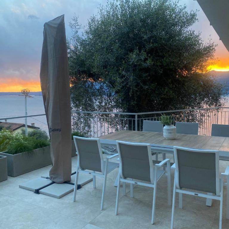 Villa Holzi - Deluxe Two-Bedroom Apartment Ground Floor with King Bed, Pool, Terrace and Lake View - 19