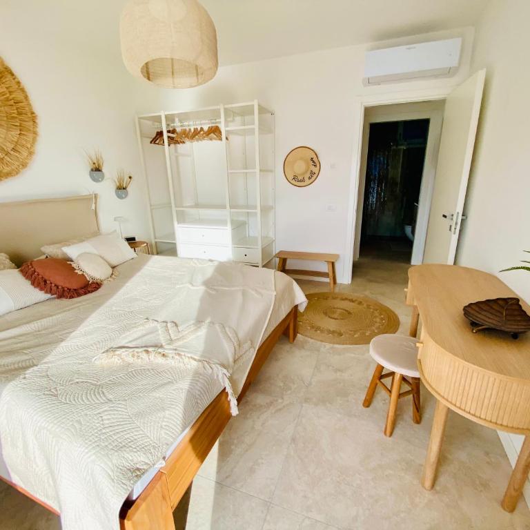 Villa Holzi - Deluxe Two-Bedroom Apartment Ground Floor with King Bed, Pool, Terrace and Lake View - 25