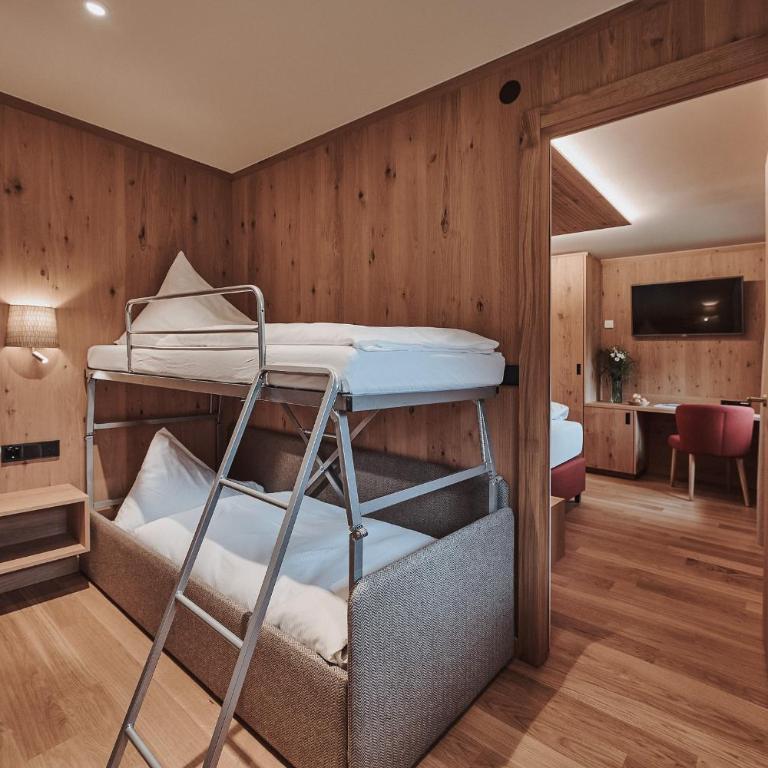 Hotel Austria Lech - Doppelzimmer mit Zustellbett - 1