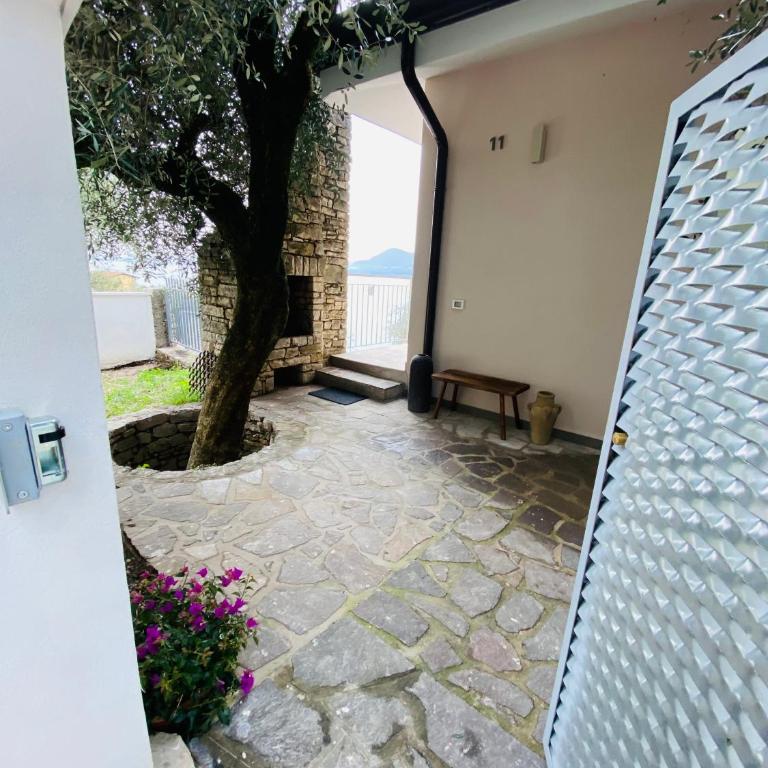 Villa Holzi - Deluxe Two-Bedroom Apartment Top Floor with King Bed, Pool, Balcony and Lake View - 29
