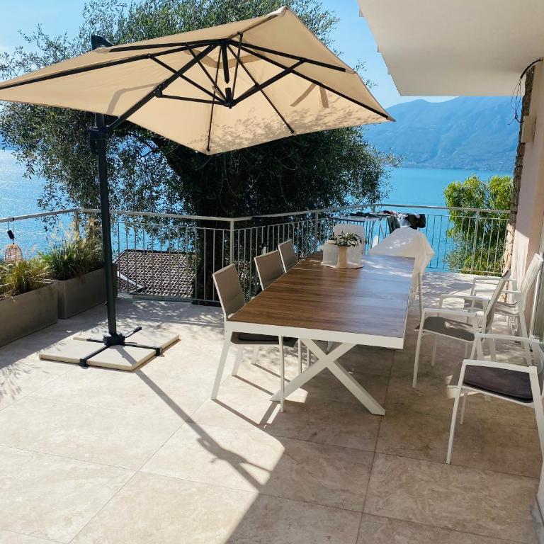 Villa Holzi - Deluxe Two-Bedroom Apartment Ground Floor with King Bed, Pool, Terrace and Lake View - 17