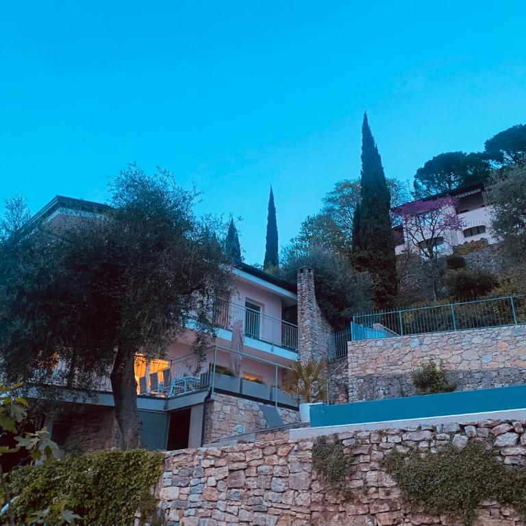 Villa Holzi - Deluxe Two-Bedroom Apartment Top Floor with King Bed, Pool, Balcony and Lake View - 35