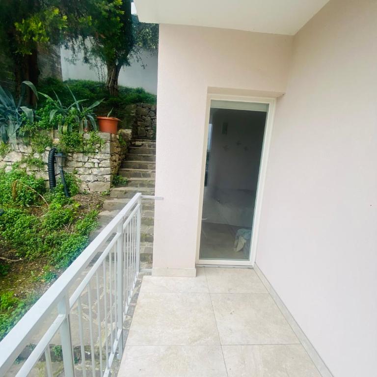 Villa Holzi - Deluxe Two-Bedroom Apartment Ground Floor with King Bed, Pool, Terrace and Lake View - 28