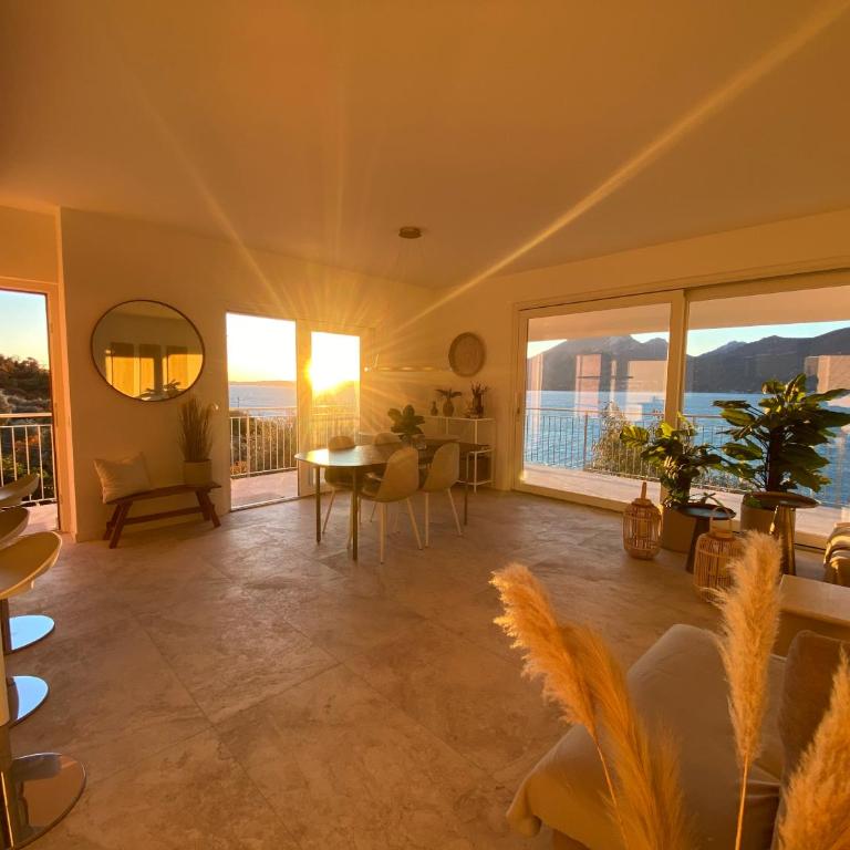 Villa Holzi - Deluxe Two-Bedroom Apartment Top Floor with King Bed, Pool, Balcony and Lake View - 19